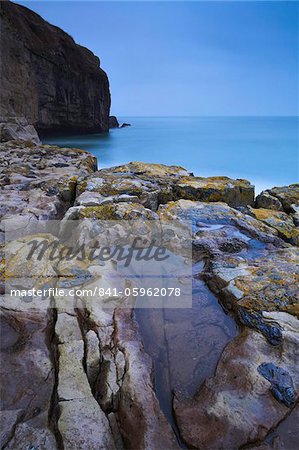 Un matin nuageux à Dancing Ledge sur la côte du Dorset, la Côte Jurassique, patrimoine mondial de l'UNESCO, Dorset, Angleterre, Royaume-Uni, Europe