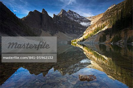 Die flachen Lake Agnes erfasst eine perfekte Reflexion des Berges läutete, Banff National Park, UNESCO Weltkulturerbe, Alberta, Rocky Mountains, Kanada, Nordamerika