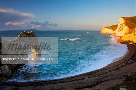 Soleil du matin brille doré sur les falaises près Durdle Door, Côte Jurassique, patrimoine mondial de l'UNESCO, Dorset, Angleterre, Royaume-Uni, Europe