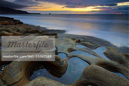 Spectaculaires formations de grès et de coucher du soleil sur Seven Mile Beach, près de Greymouth, île du Sud, Nouvelle-Zélande, Pacific Spectaculaires formations de grès et de coucher du soleil sur Seven Mile Beach, près de Greymouth, île du Sud, Nouvelle-Zélande, Pacific