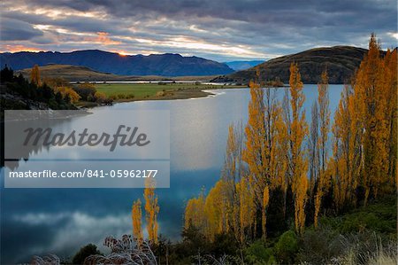 Matin d'automne à côté du lac Wanaka, Otago, île du Sud, Nouvelle-Zélande, Pacifique Matin d'automne à côté du lac Wanaka, Otago, île du Sud, Nouvelle-Zélande, Pacifique