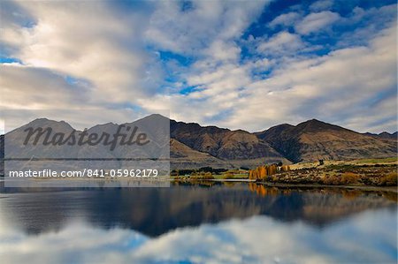 Montagnes et couleur automnale à côté du lac Wanaka, Otago, île du Sud, Nouvelle-Zélande, Pacifique