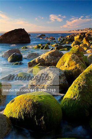 Die felsigen Ufer West Weares auf Portland, Blick in Richtung Chesil Beach, Jurassic Coast, UNESCO Weltkulturerbe, Dorset, England, Vereinigtes Königreich, Europa