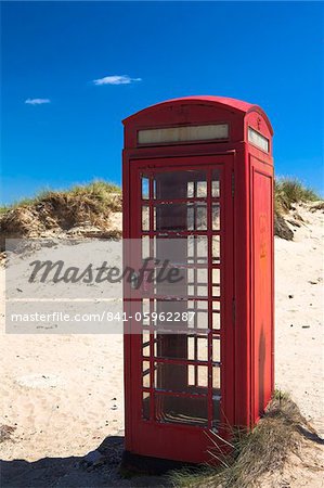 Traditionnel britannique rouge téléphone boîte parmi les dunes de sable de la baie de Studland, Dorset, Angleterre, Royaume-Uni, Europe