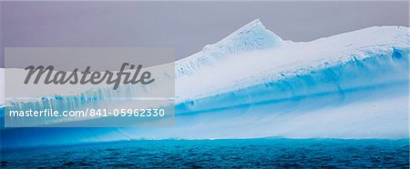 Vue panoramique d'un iceberg au large des péninsule de l'Antarctique, l'Antarctique, les régions polaires