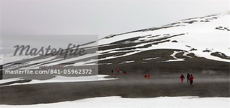 Touristen über die Berge, die die vulkanische Caldera der Deception Island, Süd-Shetland-Inseln, Antarktische Halbinsel, Antarktis, Polarregionen Felge