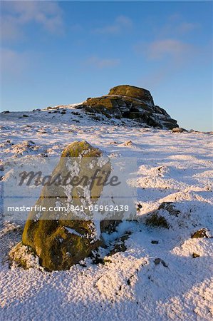 Haytor Rocks an einem schneereichen Wintermorgen, Dartmoor Nationalpark, Devon, England, Vereinigtes Königreich, Europa
