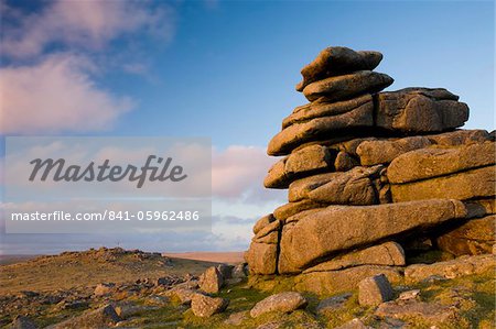 Fin après-midi soleil brille sur les formations rocheuses de granit de grande agrafe Tor dans le Parc National de Dartmoor, Devon, Angleterre, Royaume-Uni, Europe