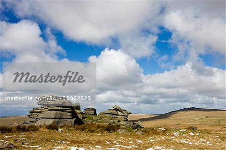 Fonte des neiges sur Tor creux dans le Parc National de Dartmoor, Devon, Angleterre, Royaume-Uni, Europe