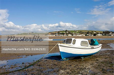 Bateau à Appledore échoué sur le sable à marée basse, Devon, Angleterre, Royaume-Uni, Europe