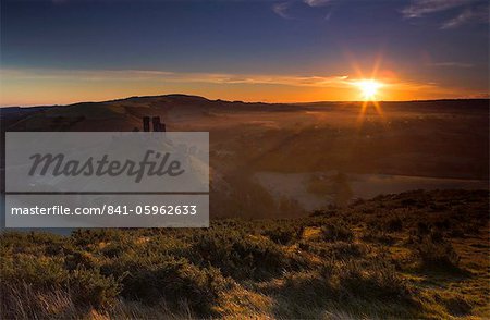 Soleil tôt le matin réchauffe un matin frisquet à Corfe Castle, Dorset, Angleterre, Royaume-Uni, Europe