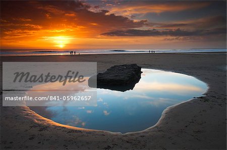 Rockpool et gens au coucher du soleil, Dunraven Bay, Southerndown, pays de Galles, Royaume-Uni, Europe