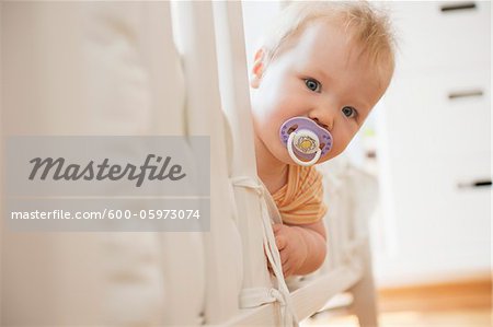 Portrait de bébé fille regardant du berceau