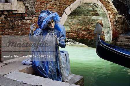 Frau in Tracht in der Nähe von Canal während Karneval, Venedig, Italien