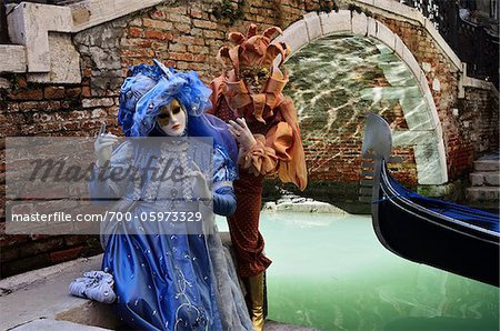 Deux personnes qui portent des Costumes pendant le carnaval, Venise, Italie