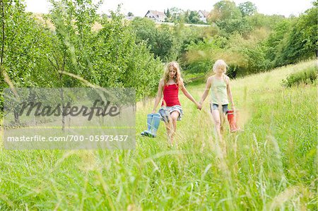Zwei Mädchen Hand in Hand und Fuß in Feld