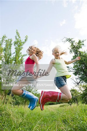 Deux jeunes filles sautant