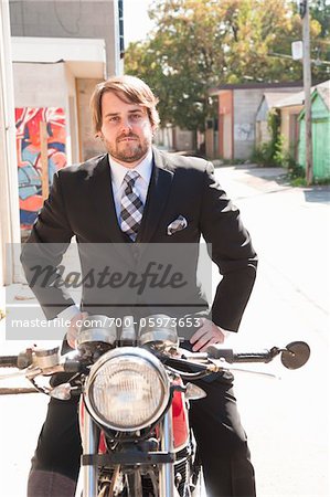 Mann Anzug sitzt auf Motorrad