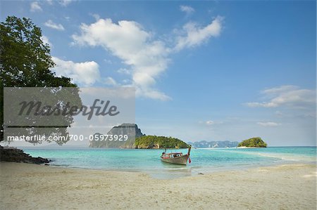 Bateau de pêche sur la plage, Krabi, Thaïlande