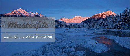 Vue panoramique sur alpenglow sur la chaîne côtière et de la rivière Mendenhall au premier plan, la forêt nationale de Tongass, sud-est de l'Alaska, hiver