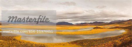 Composite panorama de la vallée de la rivière Maclaren, montagnes de Clearwater et les montagnes orientales de la chaîne de l'Alaska en fin de l'automne à l'intérieur de l'Alaska