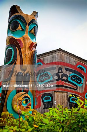 Gros plan des mâts totémiques Raven et hutte de castor à Saxman Totem Park, Ketchikan, Alaska du sud-est, l'été Gros plan des mâts totémiques Raven et hutte de castor à Saxman Totem Park, Ketchikan, Alaska du sud-est, l'été
