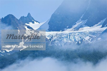 Vue panoramique d'un glacier suspendu sur une montagne côtière au-dessus de Muir Inlet, Glacier Bay National Park & Preserve, sud-est de l'Alaska, l'été