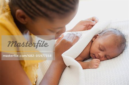 Mere Verifie Sur Son Bebe Nouveau Ne Enveloppe Dans Une Couverture Et Dormir Sur Le Lit A Johannesburg En Afrique Du Sud Photographie De Stock Masterfile Premium Libres De Droits