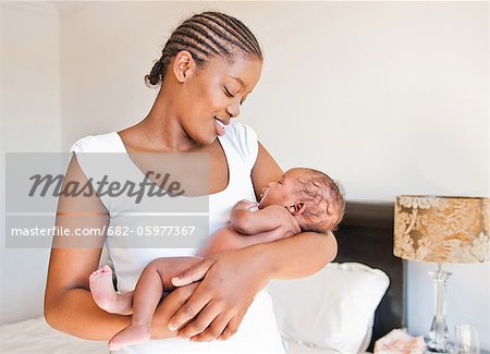 Mere Tient Son Bebe Nouveau Ne Nu Dans Les Bras Tout En Etant Assis Sur Le Lit A Johannesburg En Afrique Du Sud Photographie De Stock Masterfile Premium Libres De