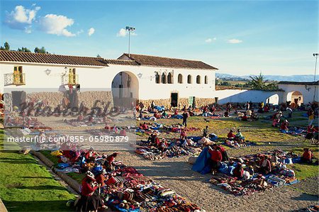 Le marché touristique du dimanche dans le village de Chinchero, Pérou