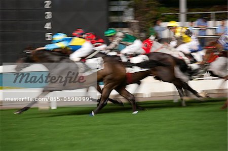 Gruppe von Jockeys racing auf dem Happy Valley Pferderennbahn, Hong Kong