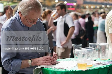 Parieurs se détendre autour d'un verre un peu de bière au Happy Valley Jockey Club, Hong Kong