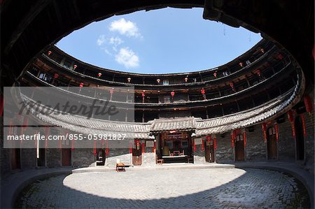 Cour et maison temple de Hakka Tulou Huanjilou au village de Nanxi, Yongding, Fujian, Chine