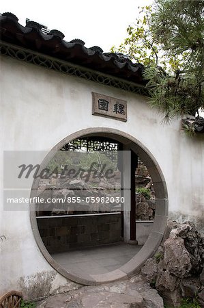 Moon gate, Couples garden Quyuan, Suzhou, Jiangsu Province, China