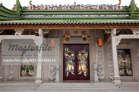 Façade avec les dieux de la porte à la Cour, Chaoshan, Chine Shi-Keng