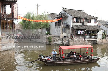 Bateau touristique sur le canal, Fengjing, Shanghai, Chine