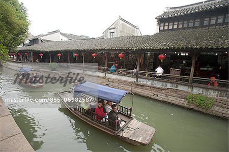 Touristische Boote am Kanal bei der alten Stadt von Luzhi, Suzhou, China