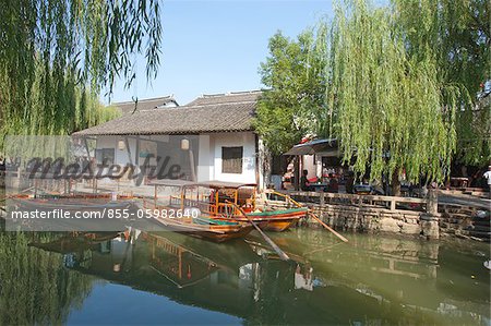 Bateaux sur le canal, de la vieille ville de Zhouzhaung, Kunshan, Jiangsu Province, Chine