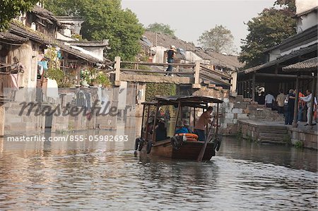 Yongan Brücke über den Kanal in der Altstadt von Wuzhen, Zhejiang, China