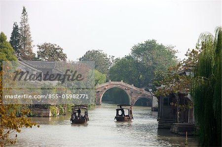 Touristische Boote am Kanal, Altstadt von Wuzhen, Zhejiang, China