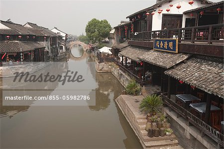 Restaurants am Kanal, Altstadt von Xitang, Zhejiang, China