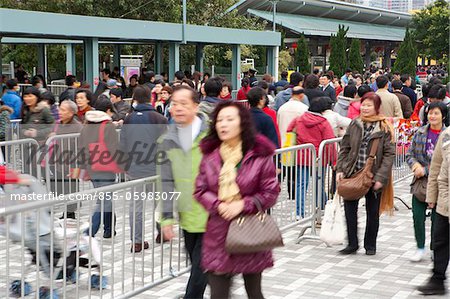 Gespickt mit Gläubigen nähert sich zum Wong Tai Sin Tempel in Hongkong, Chinesisches Neujahr