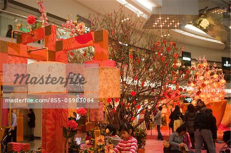 Dekorationen feiert das chinesische Neujahr in Festival Walk Shopping-Mall, Hong Kong