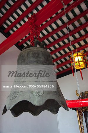 Une cloche de bronze historique accroché dans le sanctuaire à Tsing Shan temple, New Territories, Hong Kong