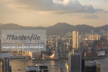 Tsimshatsui Stadtansicht vom Gipfel in der Abenddämmerung, Hong Kong