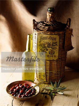 bouteille d'huile d'olive et des olives