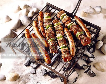 Brochettes grillées et les saucisses sur la grille