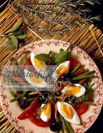 Salade niçoise avec oeuf, tomates, haricots verts, olives et anchois