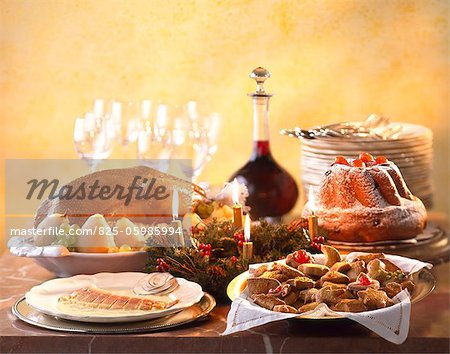 Buffet de Noël avec le rôti d'oie, truite fumée, Kougloff et shortbread cookies