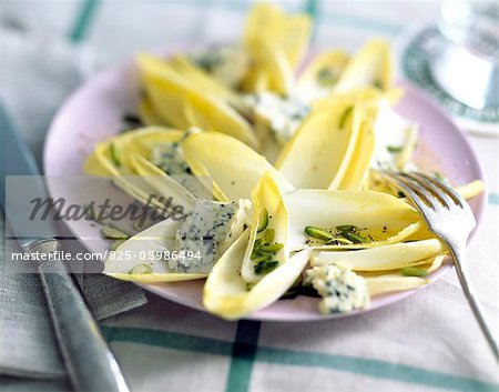 Chicorée und gegrilltem Pistazien-Salat